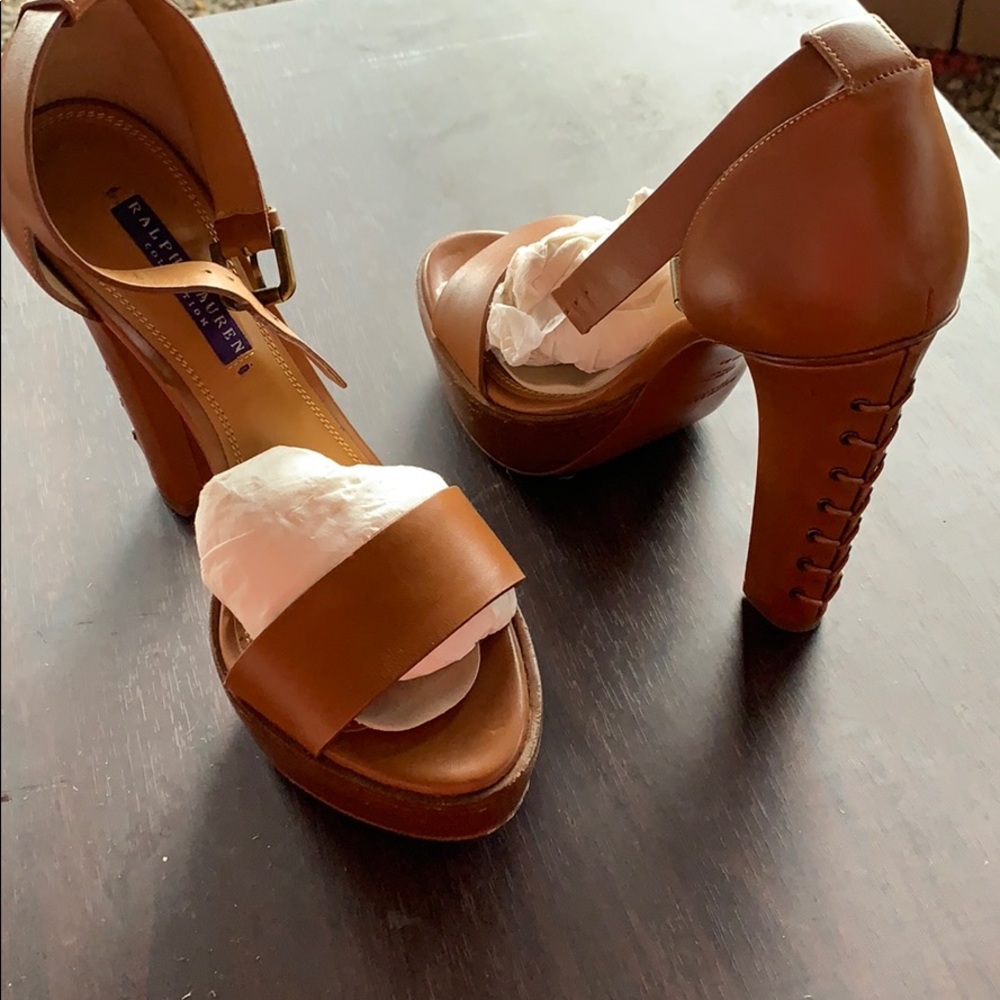 Crossed design heel